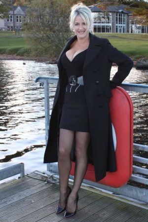 Mirage dans le miroir, plan brûlant au menu Maïmouna - rencontre-Milf-Villejuif