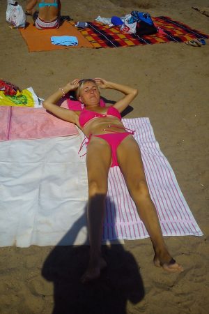 La première fois sur une plage naturiste : toute une vie de liberté Rose - rencontre-Naturiste-Martigues