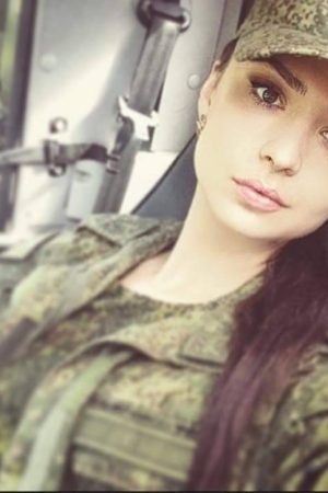 Moi, c’est Léa, et j’aime quand les mecs me lâchent des trucs pas discrets Léa - rencontre-Teen-Vaulx-en-Velin